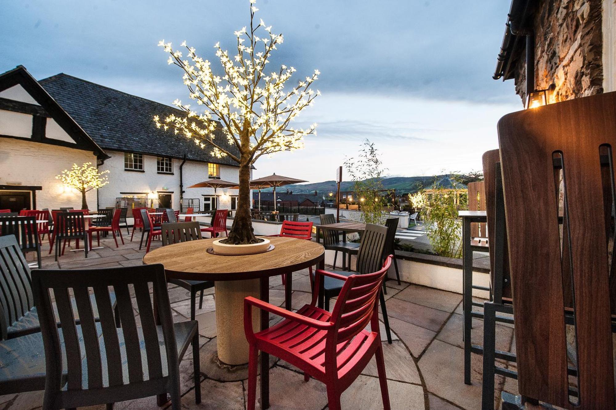 The Castle Hotel Wetherspoon Ruthin Extérieur photo