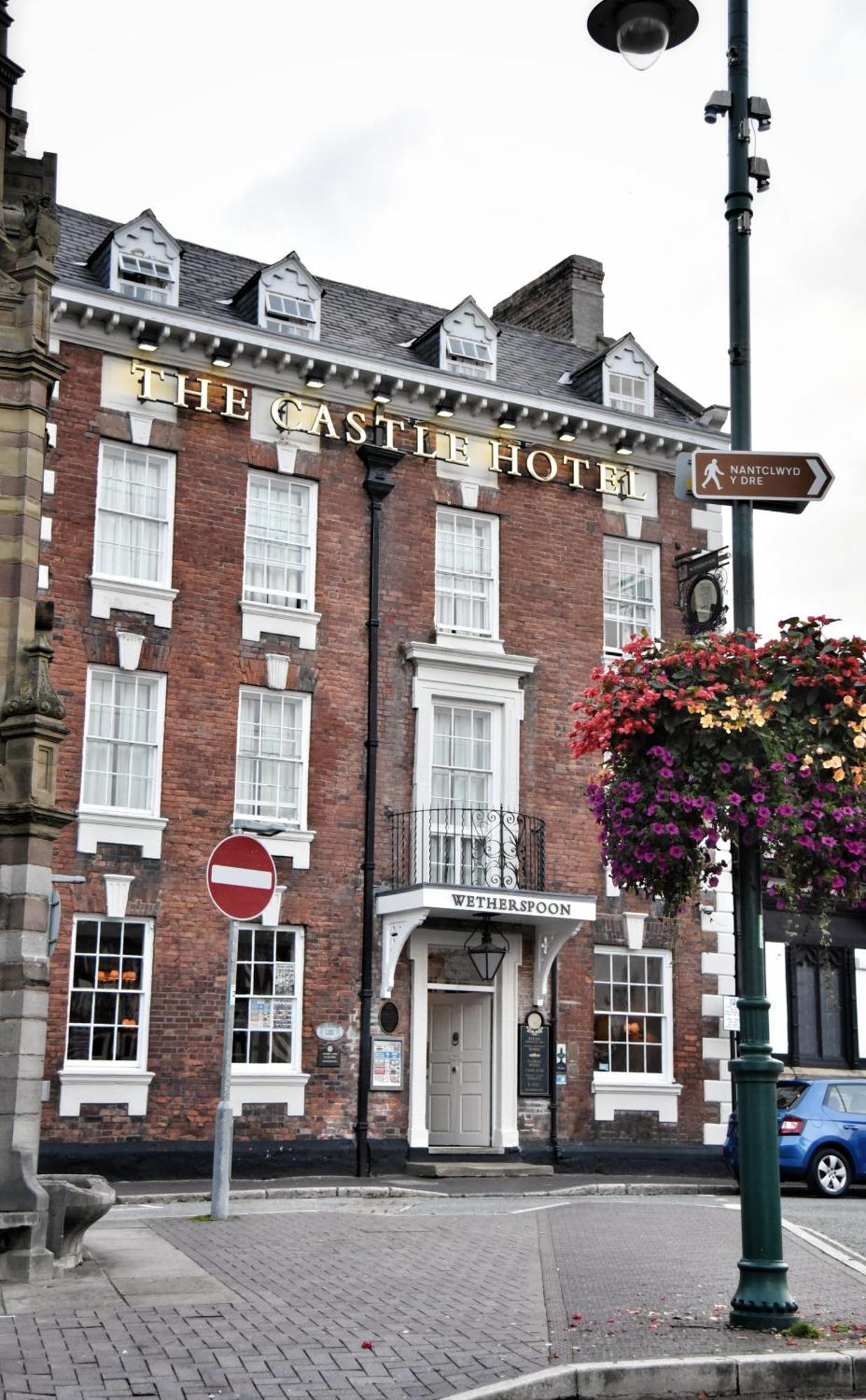 The Castle Hotel Wetherspoon Ruthin Extérieur photo